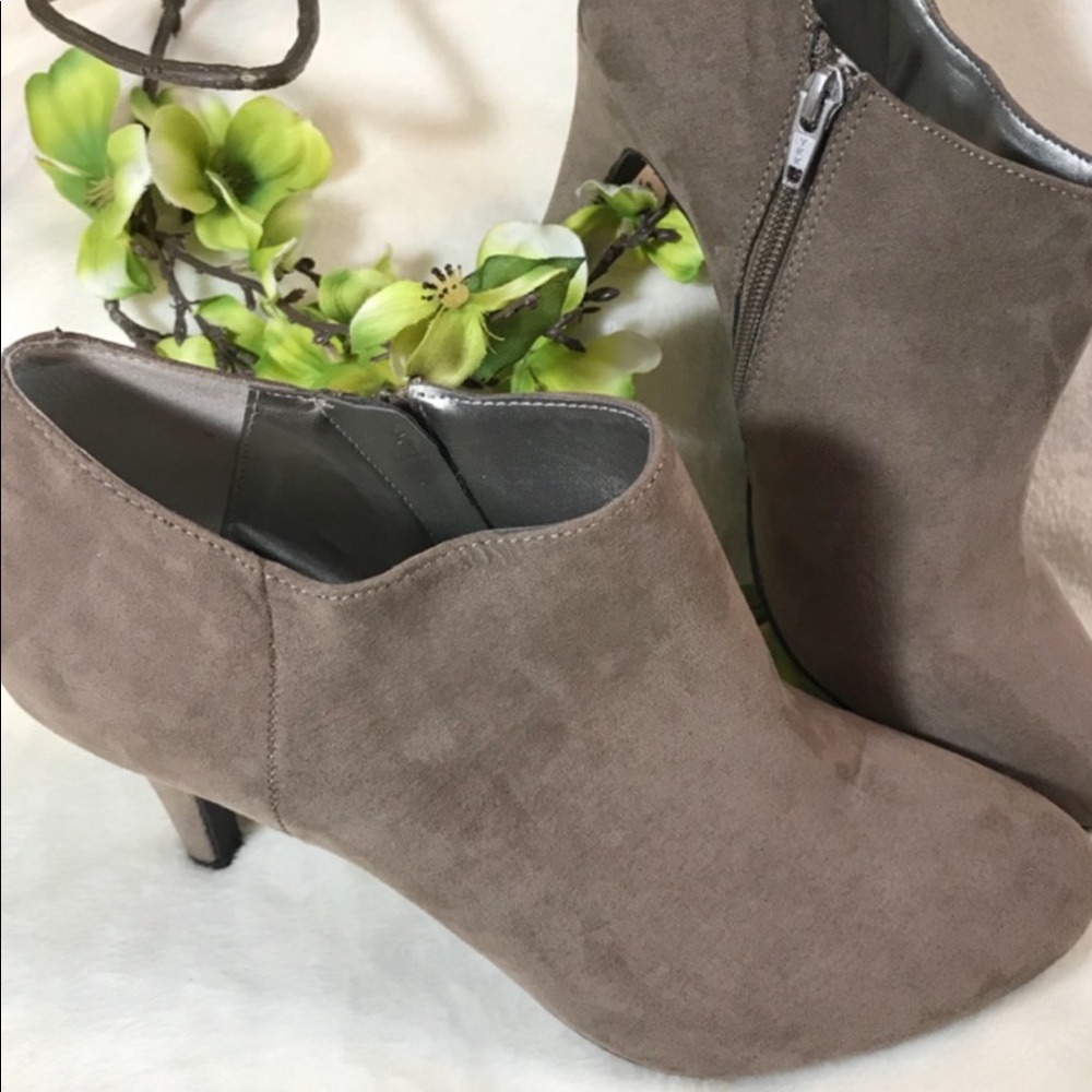 A.N.A. Suede Taupe brown Booties